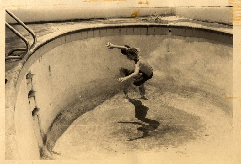 Bể bơi được tận dụng là skate park vào những năm 40-50